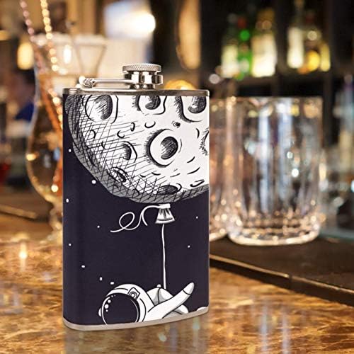 Фляжка за алкохол от Неръждаема Стомана Запечатани с Фуния 7,7 унция в Кожа Джоба една Чудесна Идея за подарък Фляжка - Смешни Spacemen Galaxy